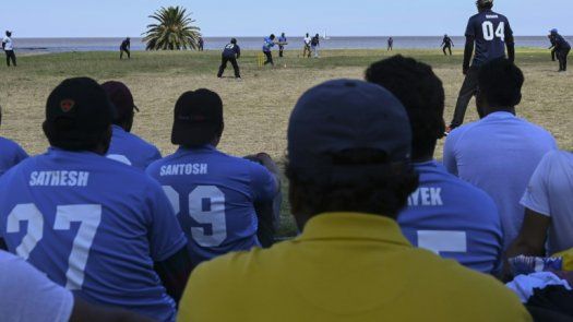 La selección uruguaya de cricket, integrada por indios, busca sitio donde jugar