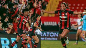 Natalia Mills y Kenia Rangel vuelven a conquistar título con el Alajuelense