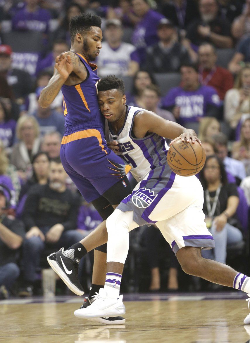 Hield y Lawson lideran triunfo de los Kings sobre los Suns