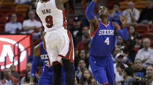 Deng anota 29 y Heat doblega a 76ers