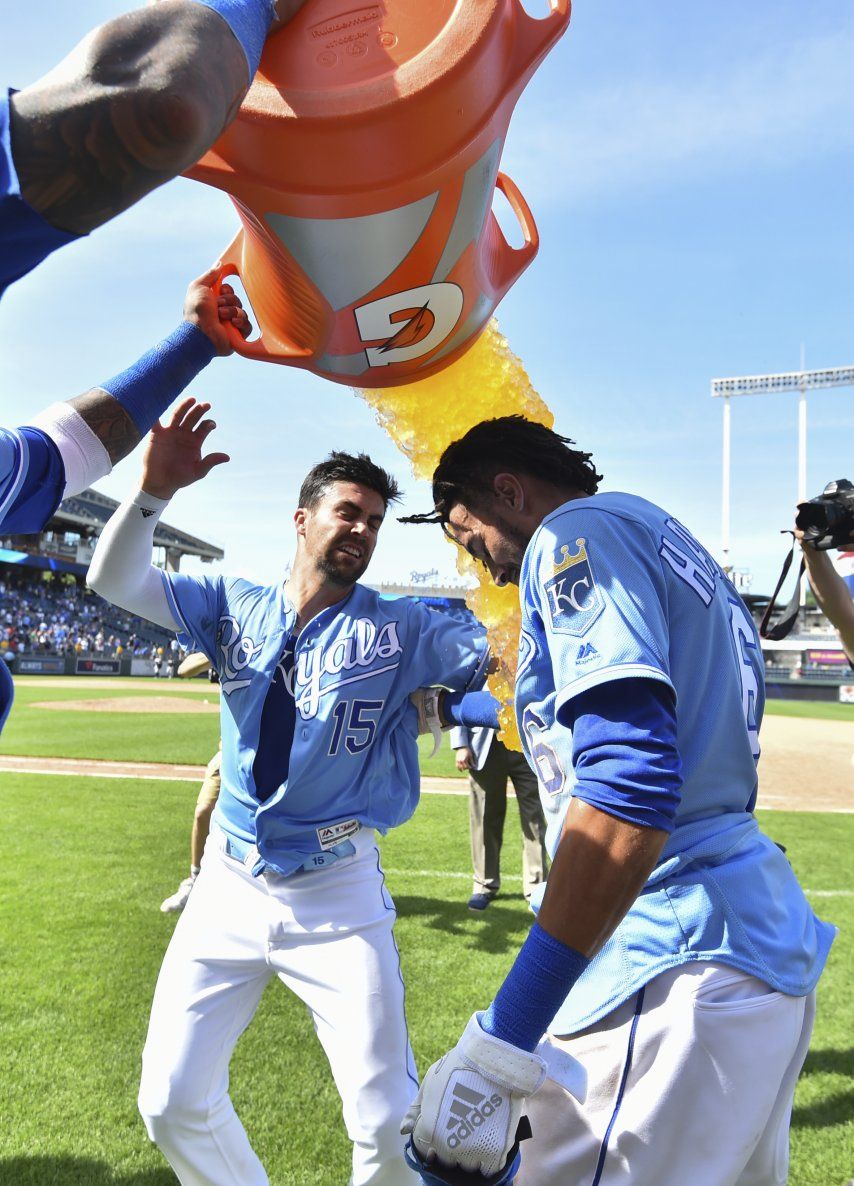 Con hit de Merrifield en la 10ma. Reales superan a Yankees