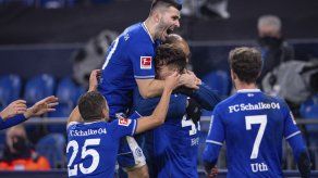 Triplete de Hoppe para 1ra victoria Schalke en 30 partidos