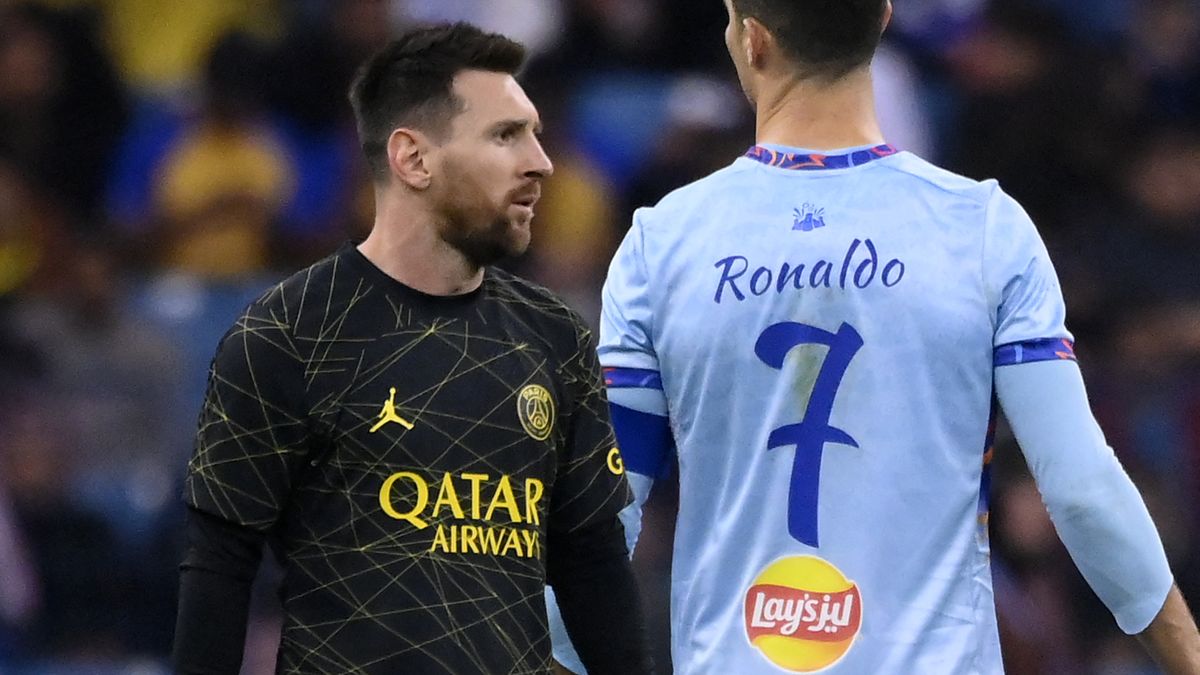 Pisotean la camiseta de Cristiano en Arabia Saudita y le cantan: Messi,  Messi