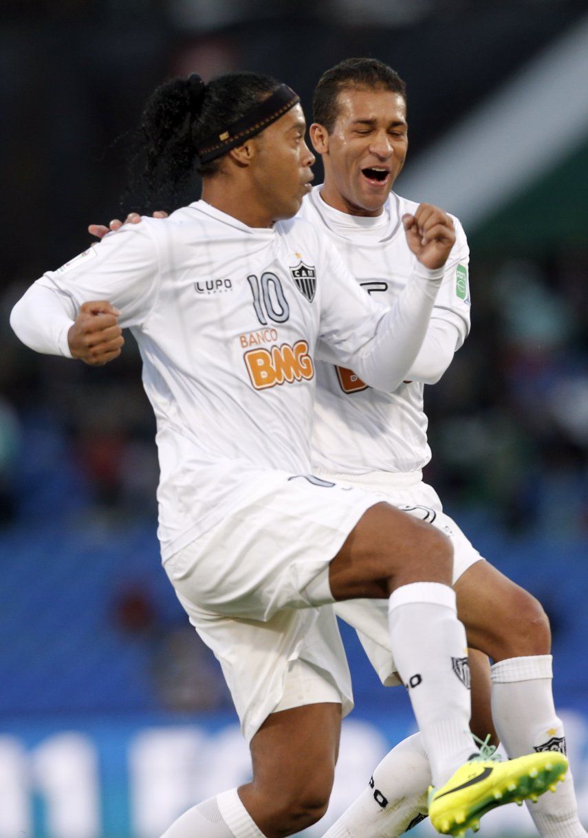 Ronaldinho firma extensión de contrato con Mineiro