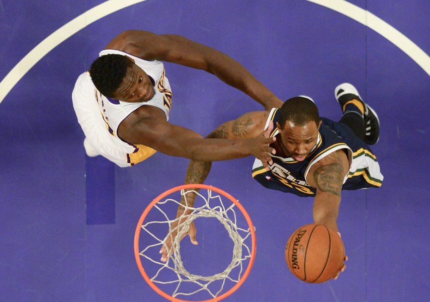 Hayward anota 25, Jazz vence a Lakers para frenar mala racha