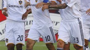Donovan anota y se abraza con Beckham en victoria del Galaxy