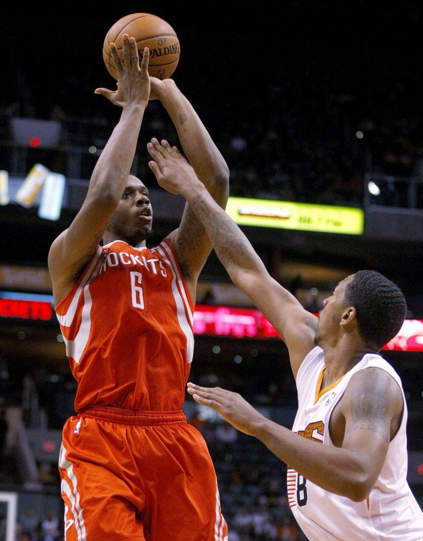 Triple de Beverley da triunfo a Rockets