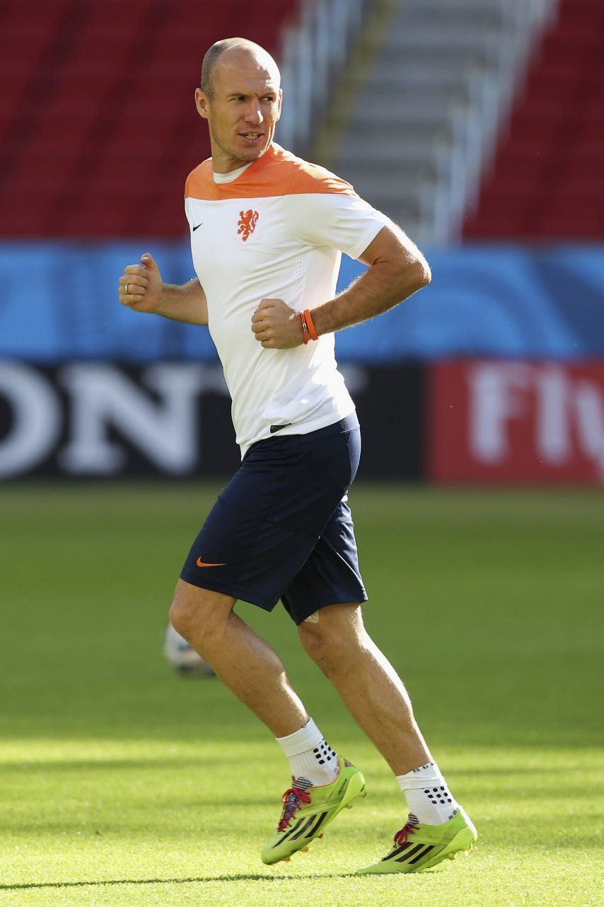 Suplentes y cuerpo técnico de Holanda utilizan brazalete por jóvenes desaparecidas en Panamá