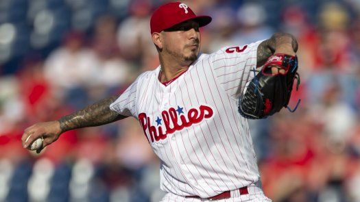 Velasquez sale tras duro pelotazo en triunfo de Filis