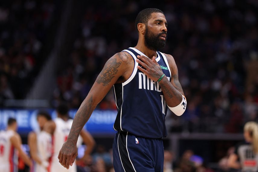 NBA: Kyrie Irving salió lesionado del duelo ante Kings
