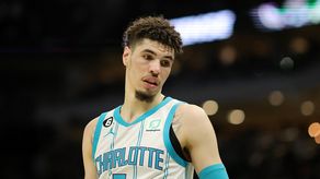 NBA: LaMelo Ball sufrió fractura en el tobillo y es baja para los Hornets