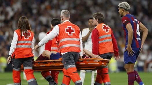 Frenkie de Jong se retiró en camilla de El Clásico
