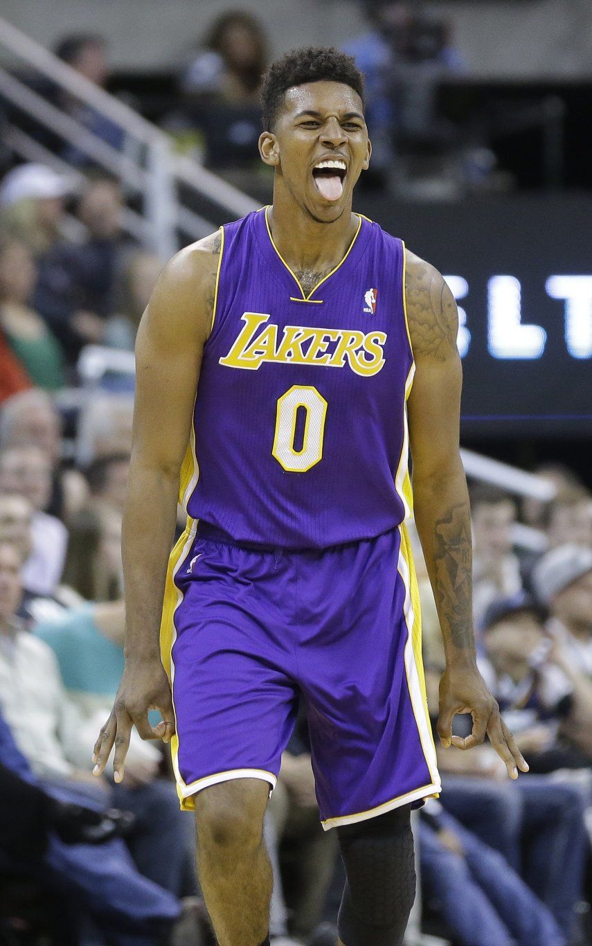 Young anota 41 y Lakers vencen al Jazz