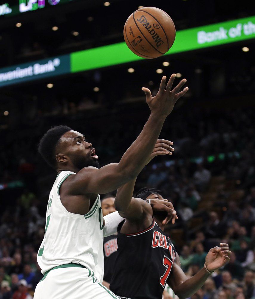 Irving guía a Celtics en paliza de 111-82 sobre Bulls
