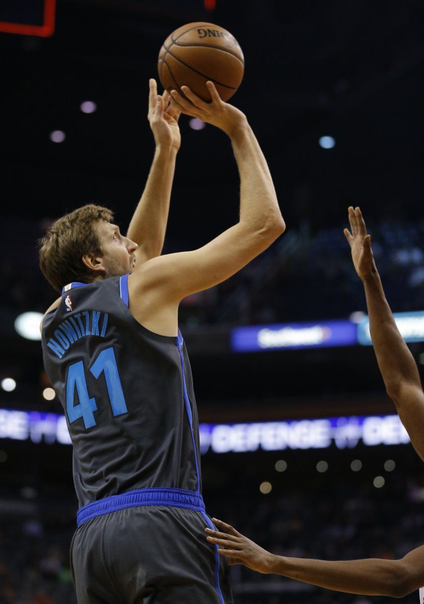 Nowitzki vuelve a los Mavericks, que caen ante Suns 99-89