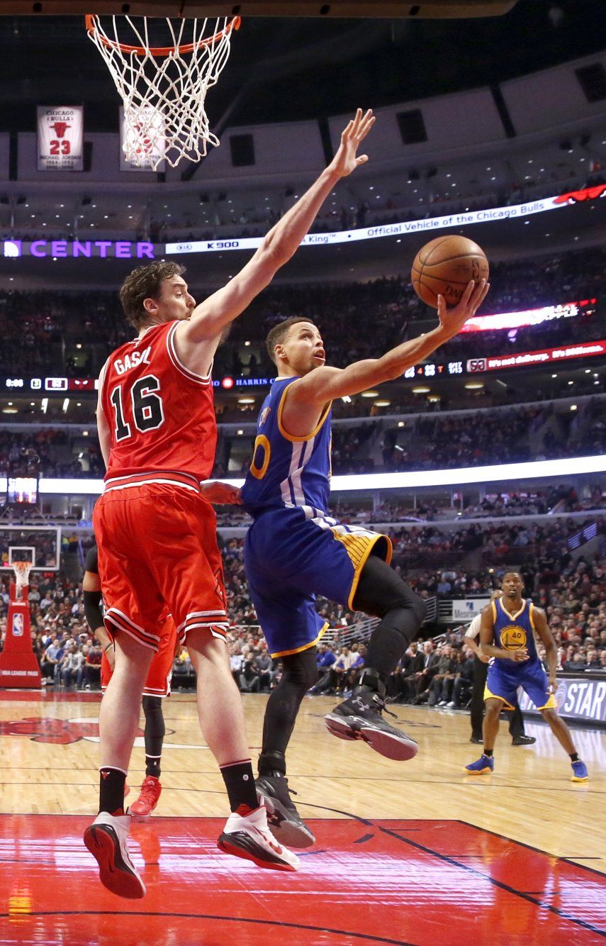 Curry anota 25 y Warriors dominan a Bulls en Chicago