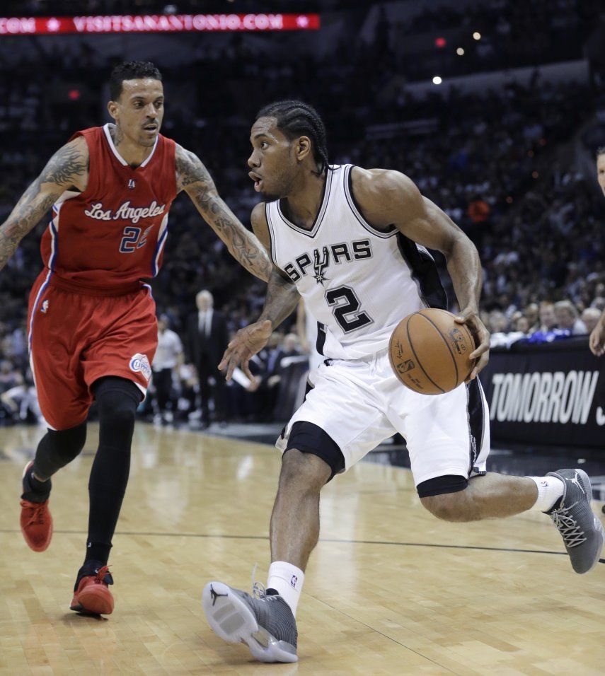 Leonard anota 32 y Spurs toman ventaja ante Clippers