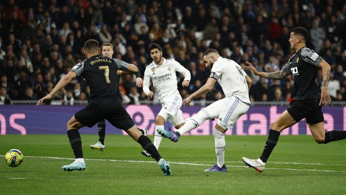 Real Madrid golea al Elche con doblete incluido de Benzema