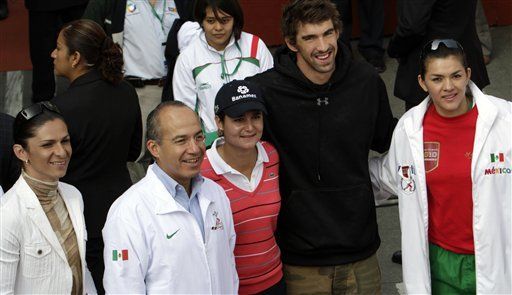 Estadounidense Phelps roba cámara en festival deportivo en México
