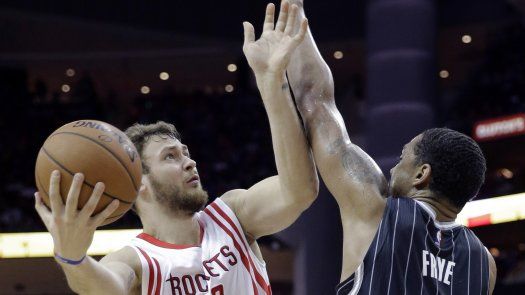 Motiejunas anota 23 y Rockets vencen a Magic