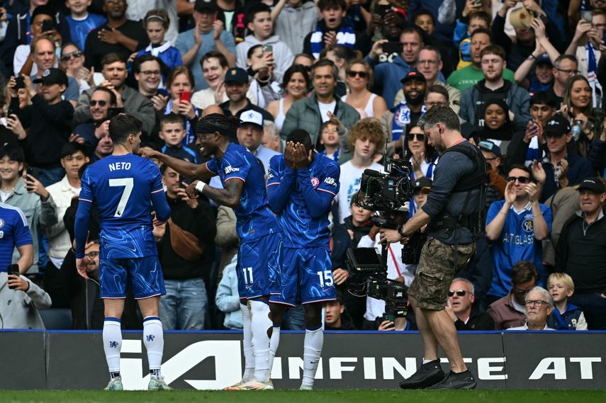 El Chelsea vence al Everton y sigue en carrera para la Champions League