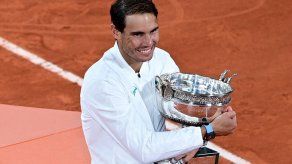 Nadal arrolla a Djokovic en Roland Garros e iguala los 20 Grand Slams de Federer