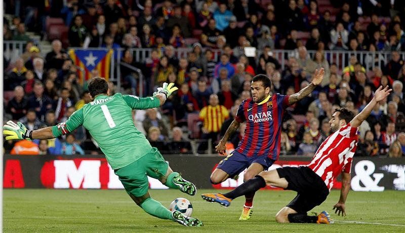 Apoyo total a Dani Alves tras ser víctima de racismo