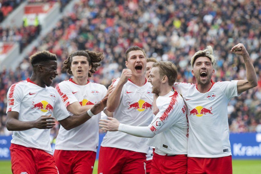 Jovic sella triunfo de Frankfurt en Schalke