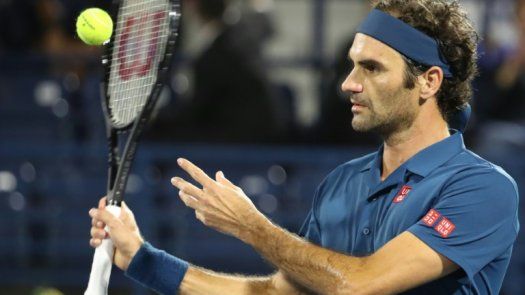 Federer se acerca a su título 100 al pasar a semifinales en Dubái