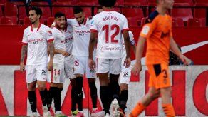 El Sevilla se impone en Valencia y no renuncia al título
