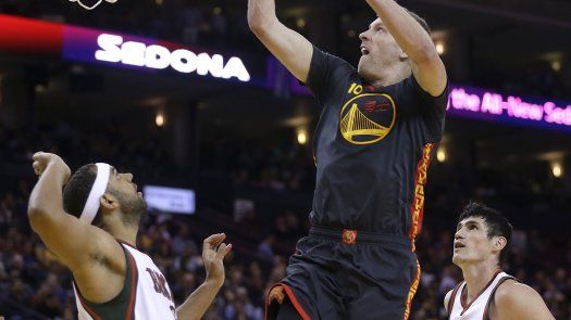 Curry ayuda a los Warriors en su victoria sobre los Bucks
