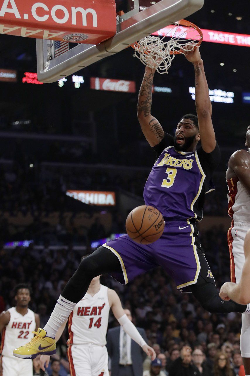 Davis anota 26, Lakers ganan a Heat e hilan 7mo triunfo
