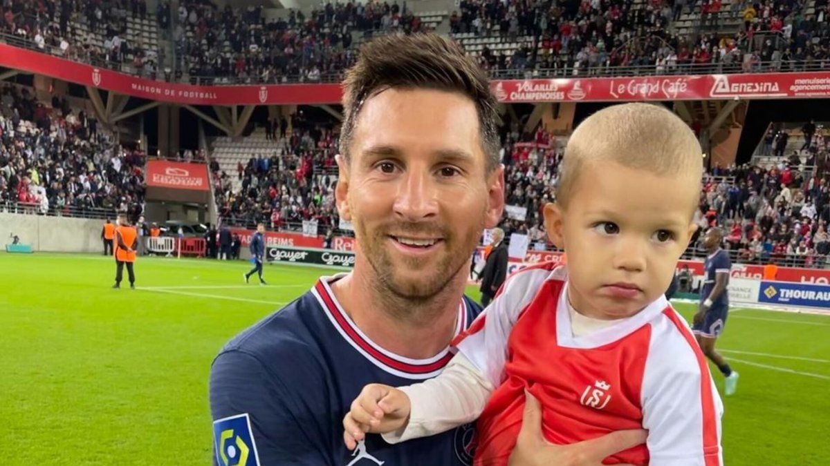 GRAN GESTO. Messi se toma foto con hijo del portero de Reims tras debutar