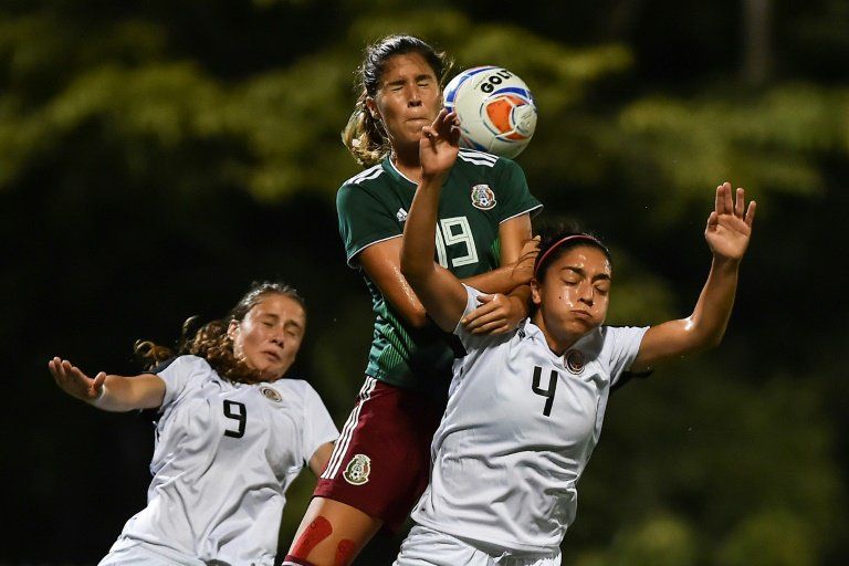 Cabecear en el fútbol es más riesgoso para las mujeres, dice estudio