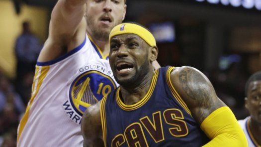 Un inmenso LeBron guía victoria de Cavs ante Warriors