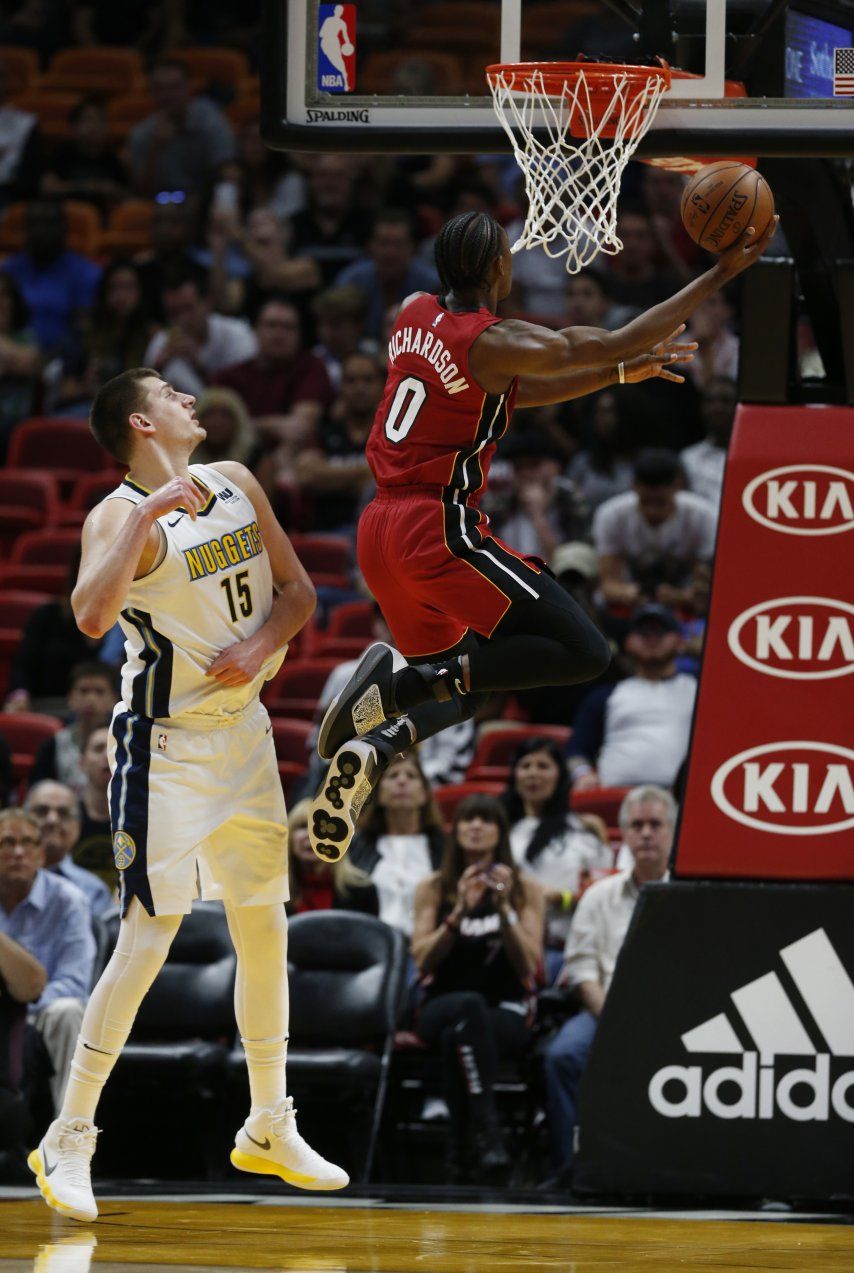 Heat vence 149-141 a Nuggets en doble tiempo extra