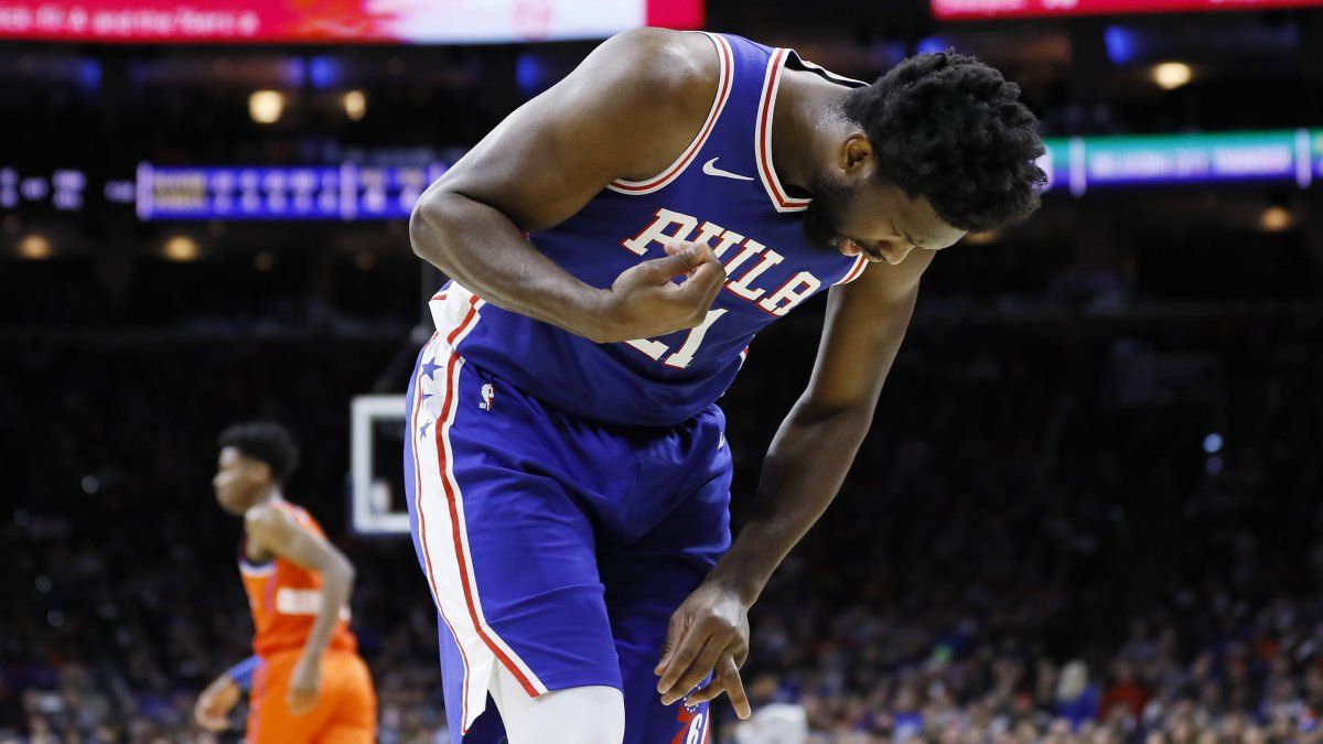 Pese a dedo dislocado, Embiid guía a 76ers al triunfo