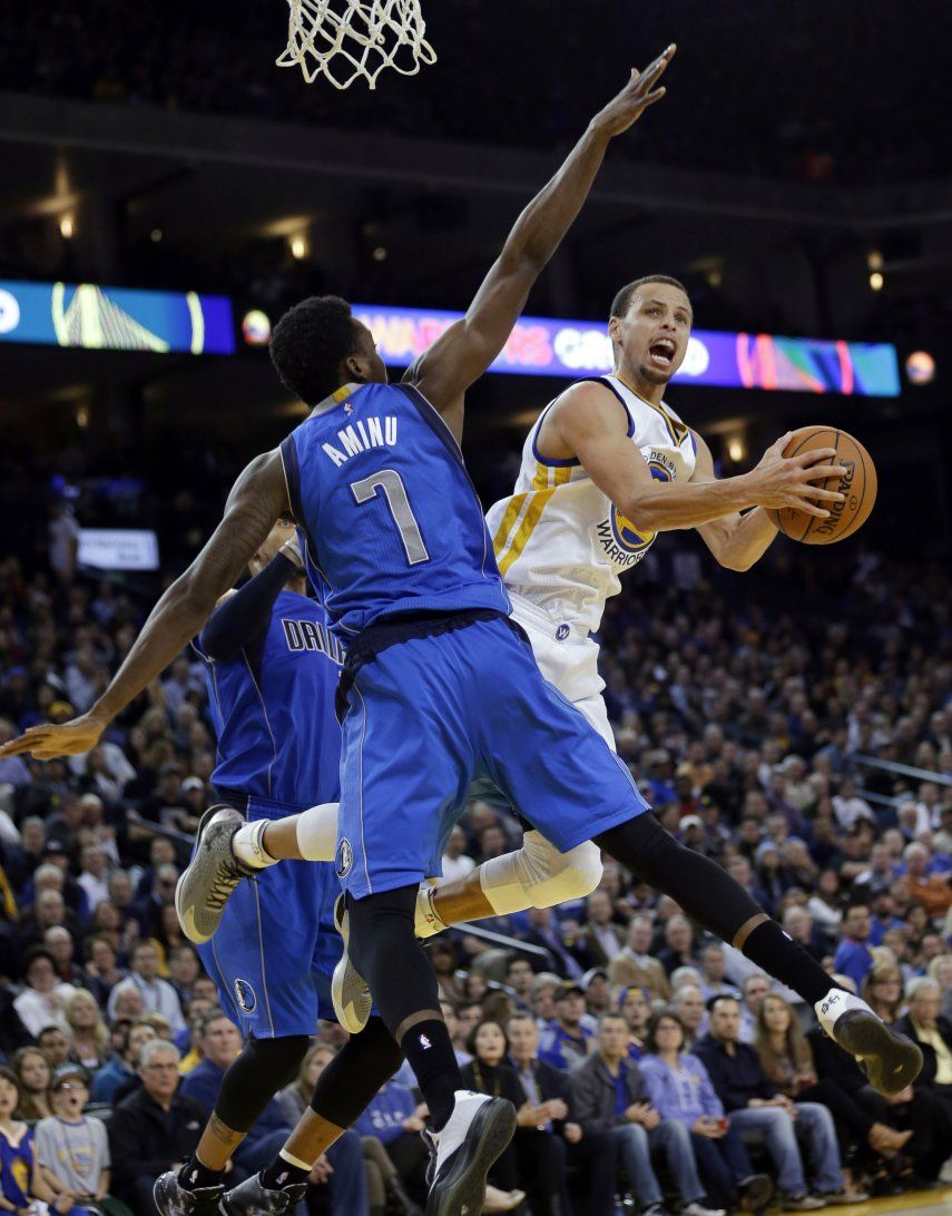 Curry marca 51 puntos, Warriors remontan 22 y ganan a Mavs