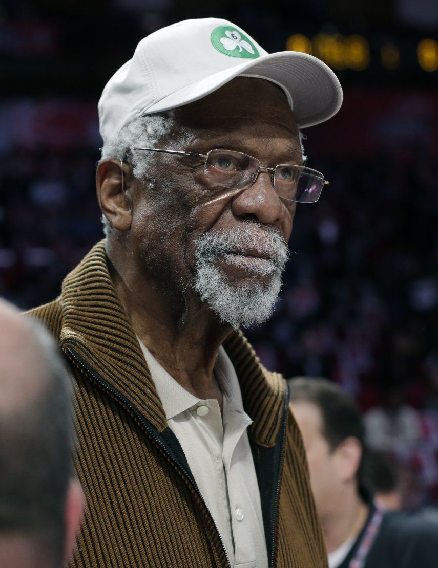 Bill Russell se desploma mientras daba discurso