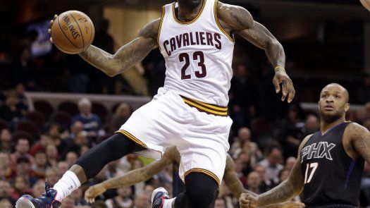 LeBron lidera a los Cavs a triunfo 115-93 ante Suns