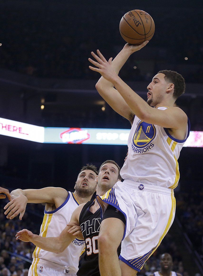 Thompson anota 27 en 3er cuarto, guía a Warriors sobre Suns