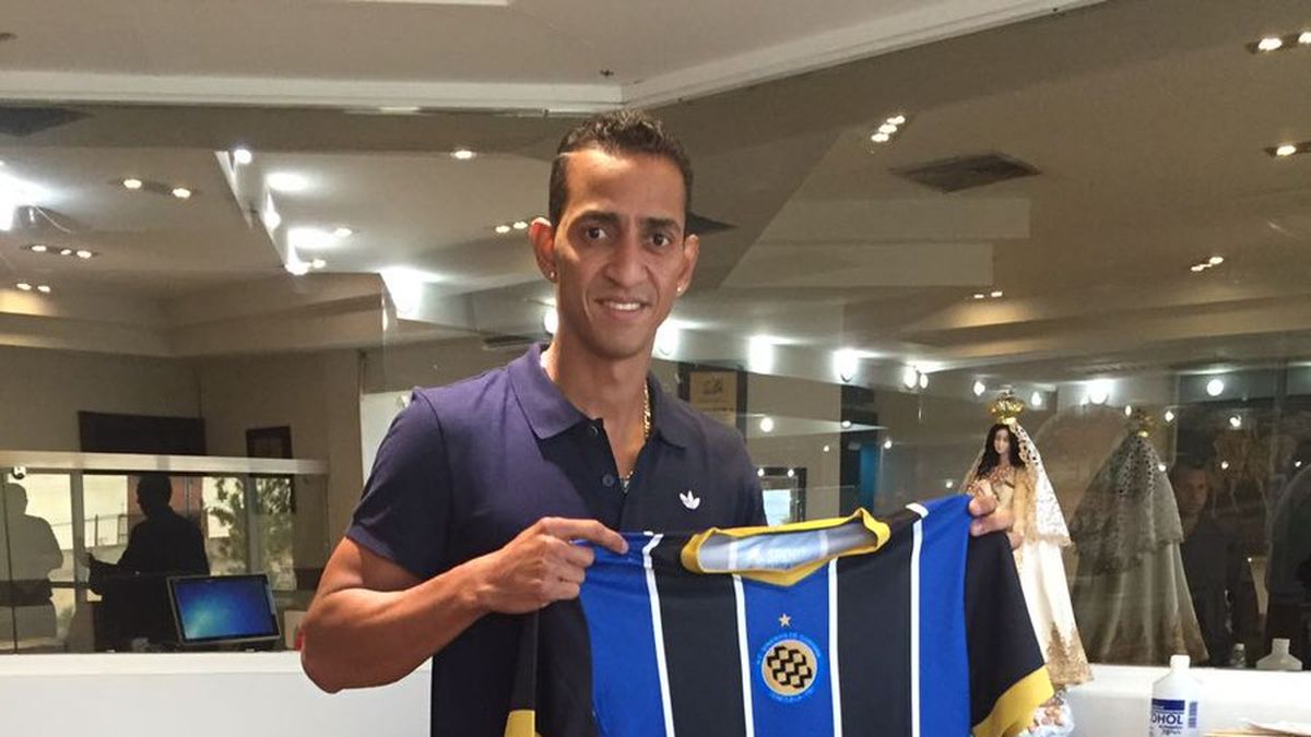Rolando Escobar firma con Mineros de Guayana en Venezuela