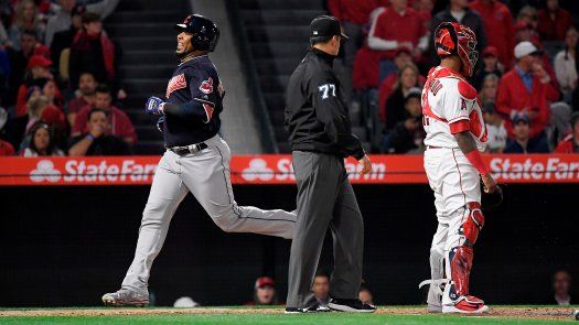 Indios arrollan Angelinos con jonrón de campo de Encarnación