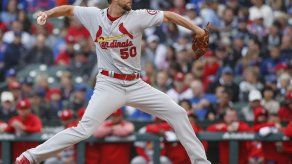 Cardenales pactan por 1 año con Adam Wainwright