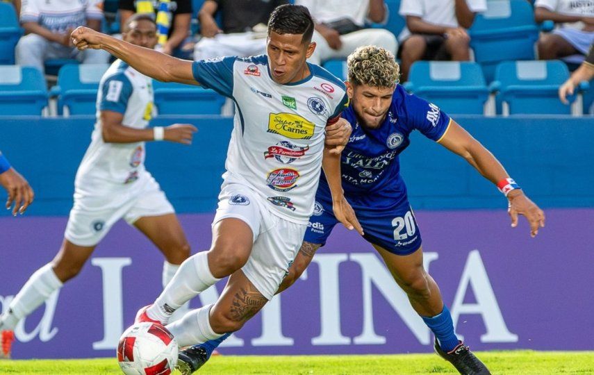LPF: CD Universitario rescató empate ante Veraguas United con agónico gol de Rangel