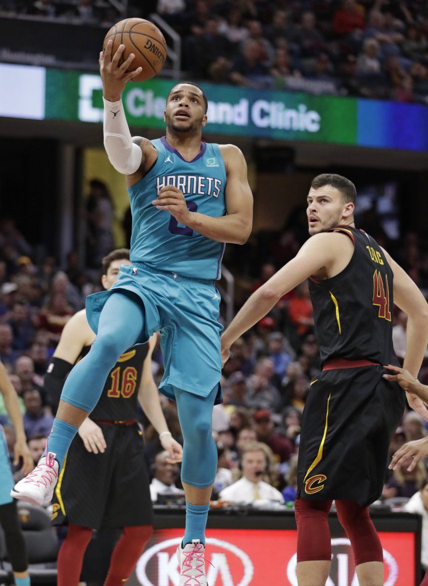 Hornets mantienen pugna por playoffs al vencer a Cavaliers