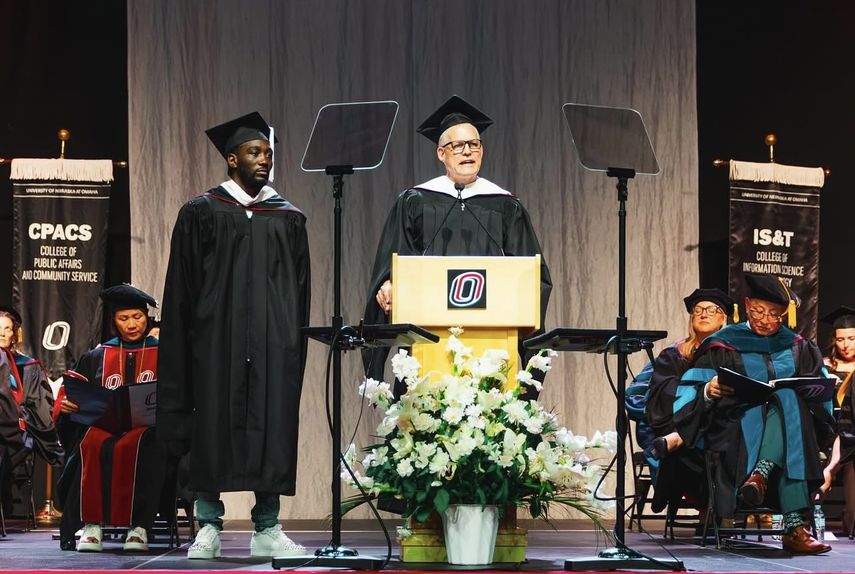 Terence Crawford recibe homenaje y brinda emotivo discurso de graduación en Universidad de Omaha