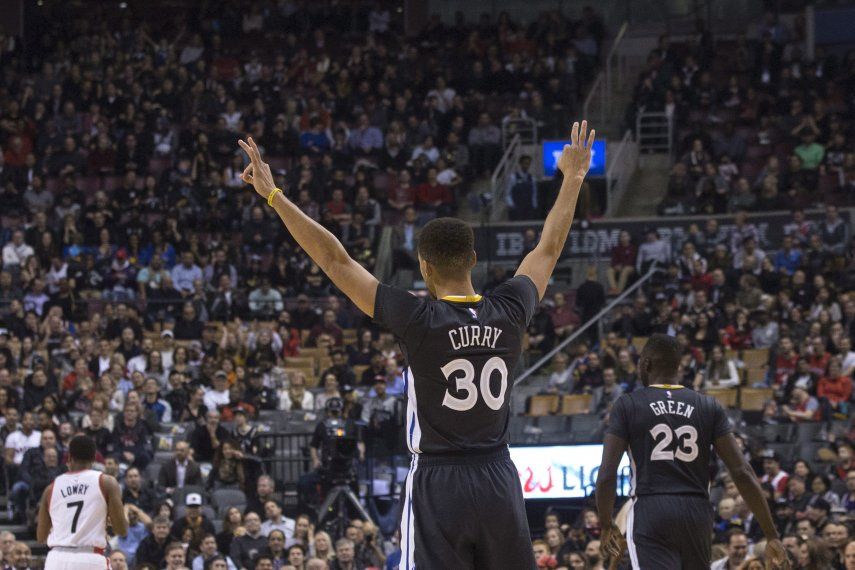 Curry anota 44 y Warriors mejoran a 21-0