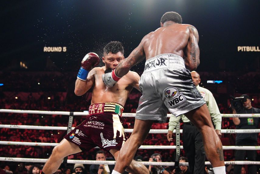 Isaac Cruz y Lamont Roach empataron en gran choque en San Antonio