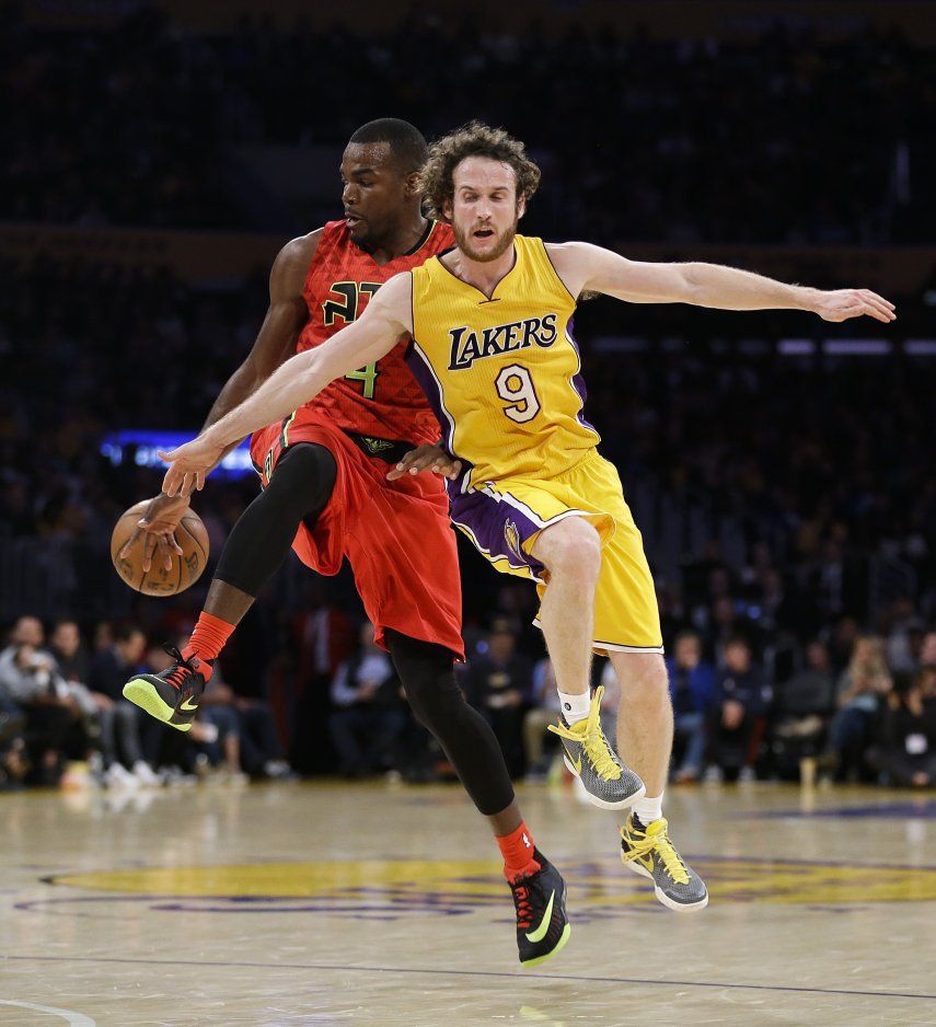 Hawks aplastan a Lakers con un buen partido de equipo